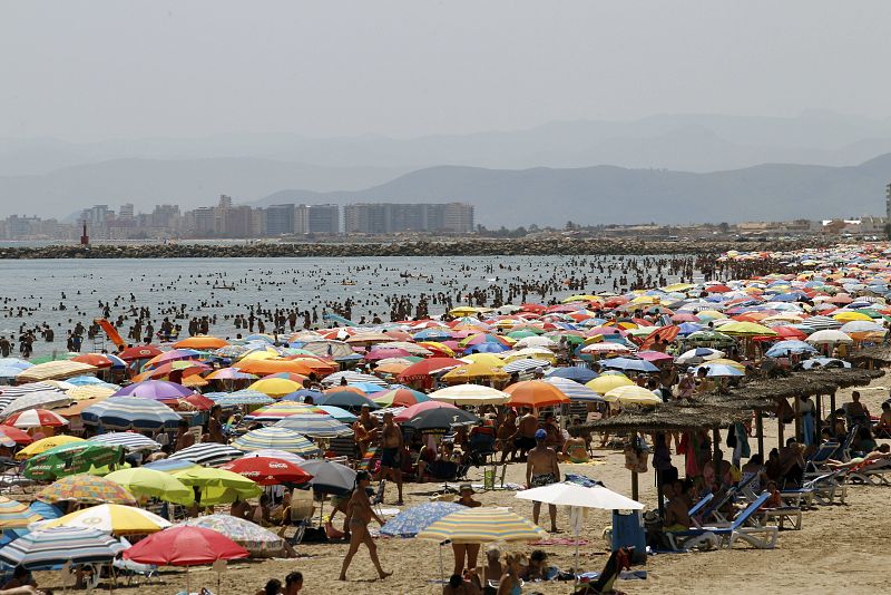 Cientos de personas se agolpan en la playa de El Faro en Cullera, Valencia