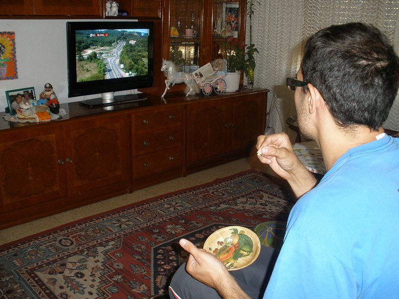 Viendo la Vuelta por la televisión durante la comida