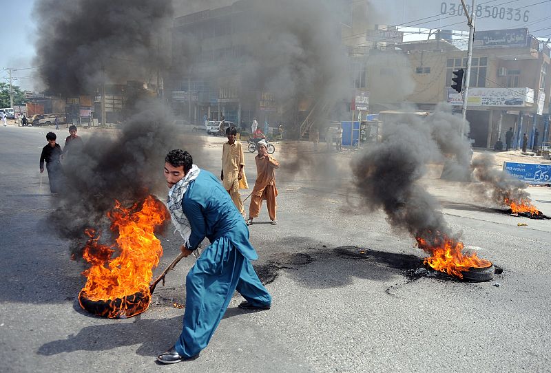 Un manifestante paquistaní quema neumáticos en Rawalpindi para protestar por el vídeo ofensivo sobre Mahoma