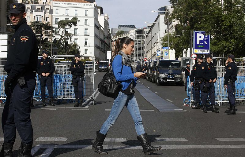 La policía está realizando registros e identifica a personas que circulen en las cercanías del Congreso.
