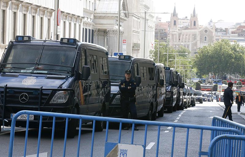 Desde la madrugada, los agentes están realizando registros en distintos autobuses provenientes de toda España para participar en el 'cerco' al Congreso de los Diputados.