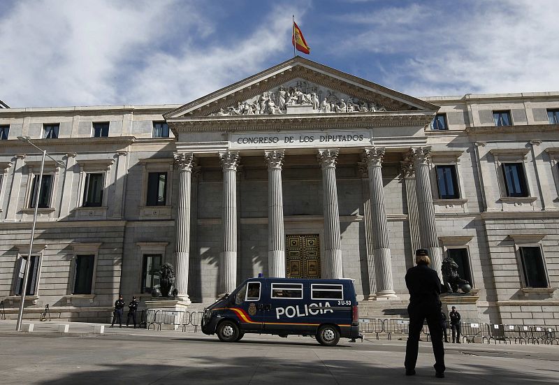 Los diputados asisten como cada martes a la sesión plenaria de tarde. Sobre las 18.00 horas está previsto el mayor momento de movilización de los participantes en las manifestaciones.