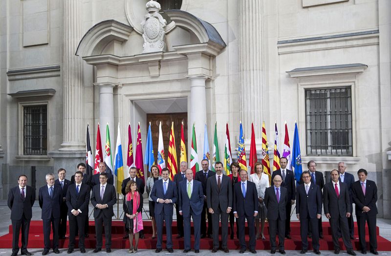 El rey posa con el presidente del Gobierno y los 19 mandatarios de comunidades y ciudades autónomas