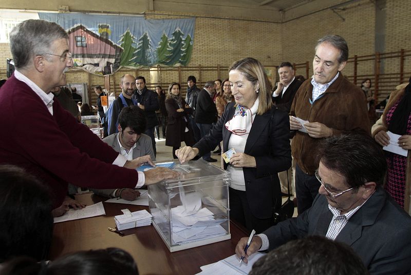 LA MINISTRA DE FOMENTO, ANA PASTOR, VOTA EN PONTEVEDRA