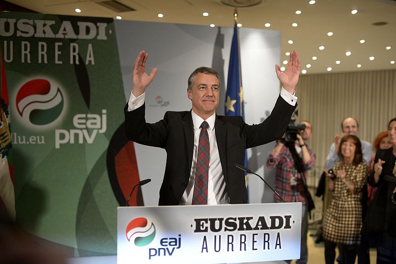 Iñigo Urkullu, en la tribuna tras ganar el PNV las elecciones vascas