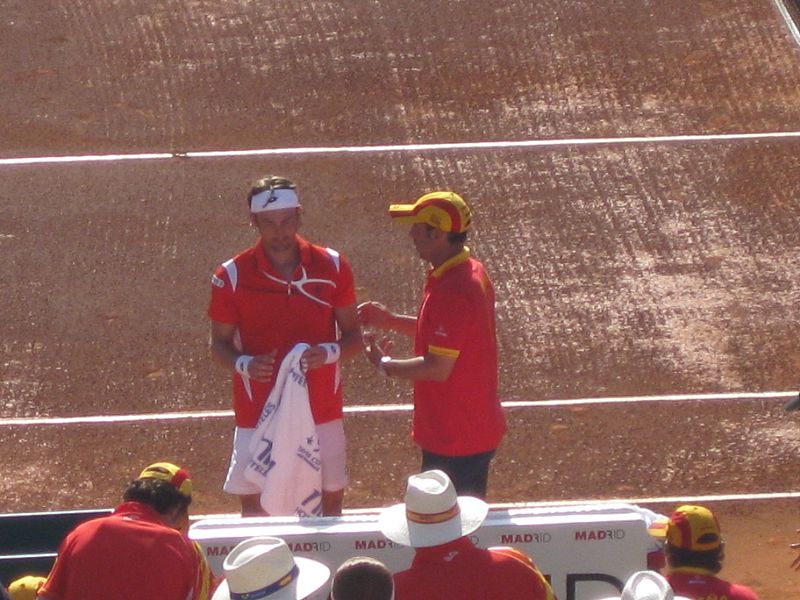 Eliminatoria de Copa Davis de 12/07/09. Ferrero se recupera mientras Costa le da instrucciones.