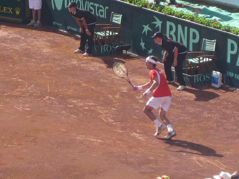 Ferrero intenta recuperar una bola. Copa Davis 12/07/09