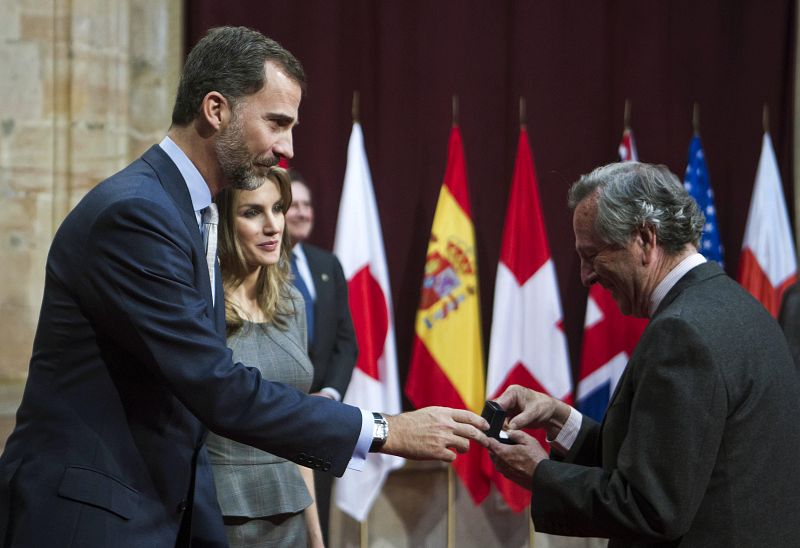LOS GALARDONADOS RECIBEN LAS INSIGNIAS DE MANOS DEL PRÍNCIPE DE ASTURIAS