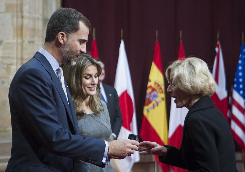 LOS GALARDONADOS RECIBEN LAS INSIGNIAS DE MANOS DEL PRÍNCIPE DE ASTURIAS