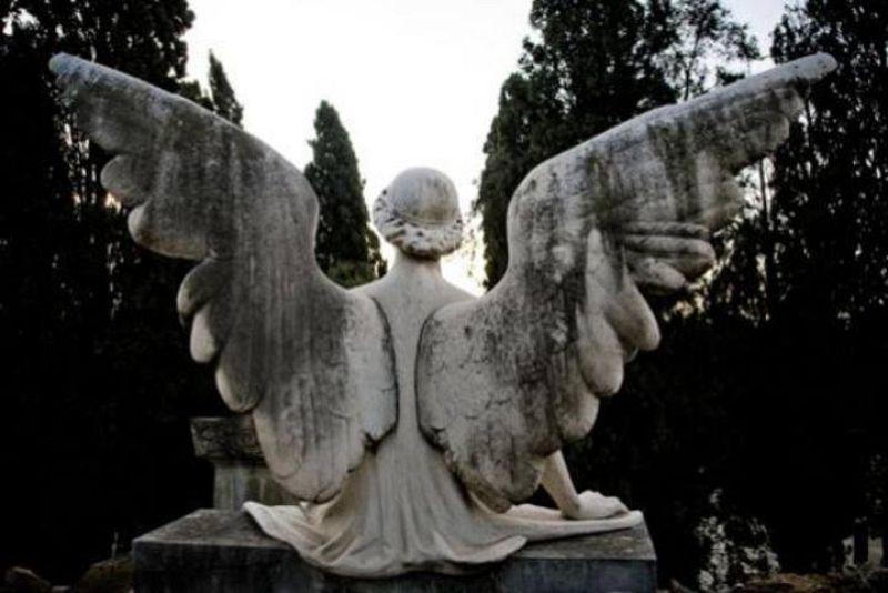 Una de las estatuas del cementerio de Montjuic