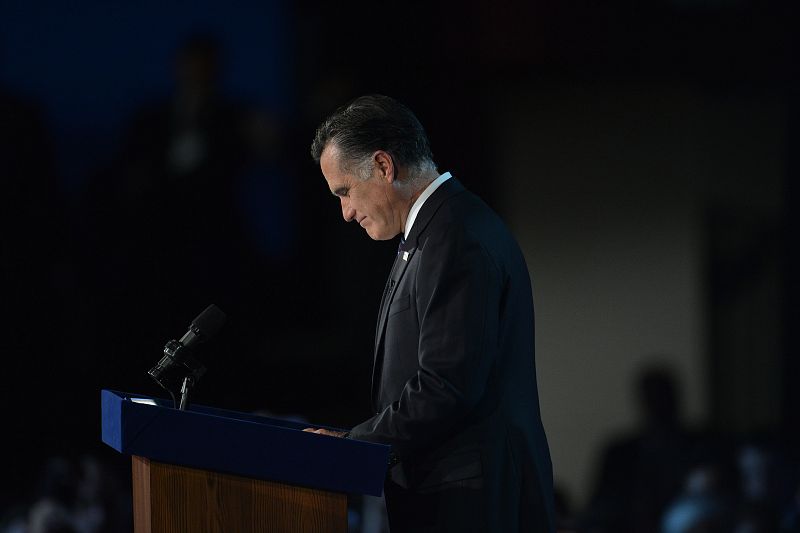 Mitt Romney comparece ante sus seguidores reunidos en la sede de su partido de Boston para confirmar la derrota.