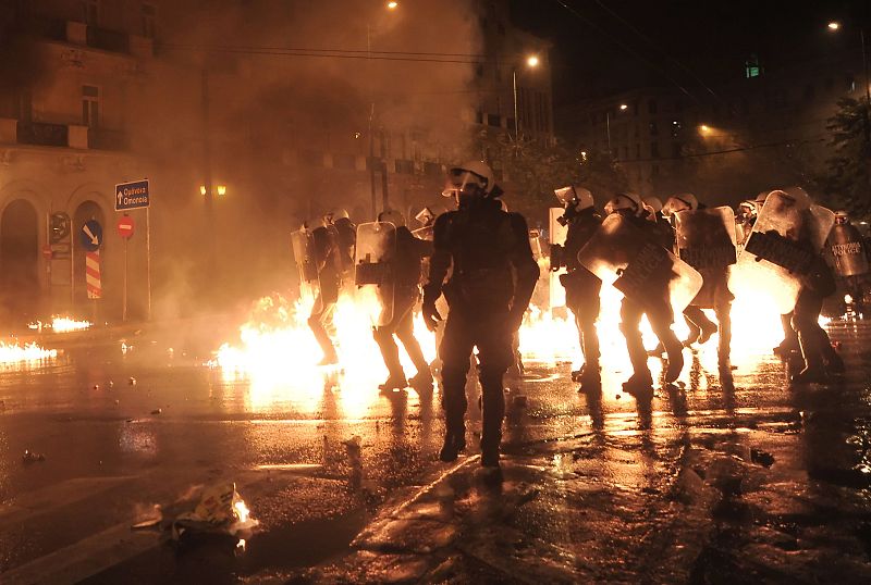 La Policía usa gases lacrimógenos para disolver a los manifestantes en Atenas que se concentran contra los recortes