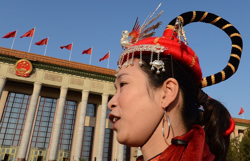 Una azafata del XVIII Congreso del Partido Comunista de China a las puertas del recinto momentos antes del comienzo del acto inaugural