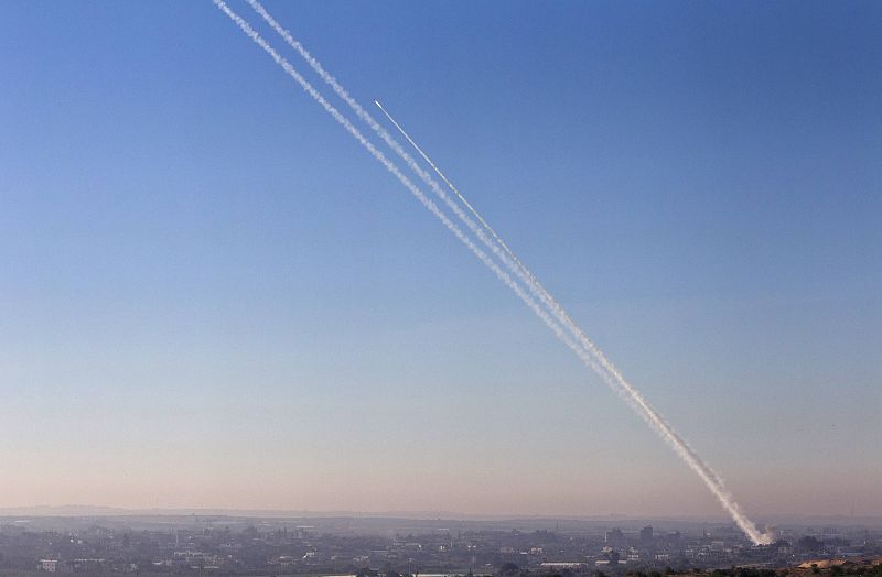 Un rastro del humo dejado por uno de los 200 cohetes lanzado por milicianos islamistas palestinos.