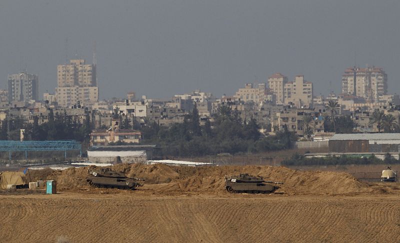 Tanques israelíes hacen guardian en la frontera norte de Gaza.