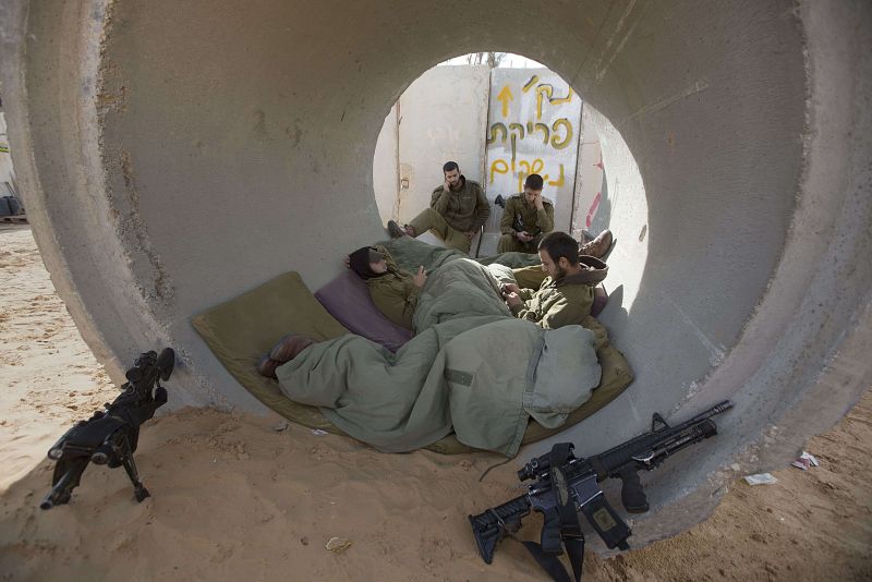 Soldados israelíes descansan en un refugio de cemento para protegerse de los ataques de las milicias palestinas.