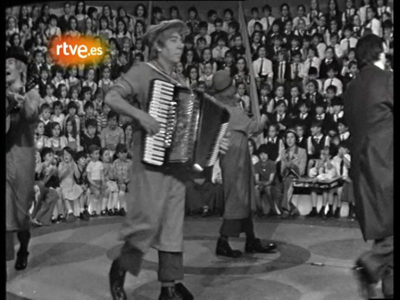 Miliki tocando el acordeón