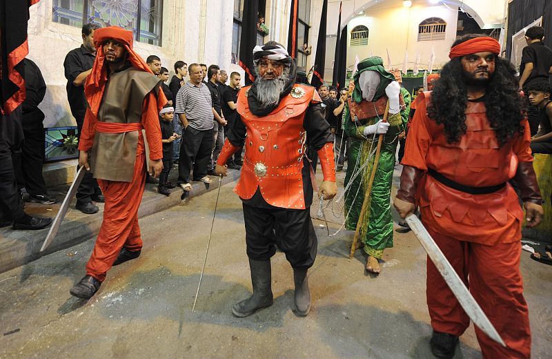 Musulmanes representan una escena durante la Ashura en Baréin