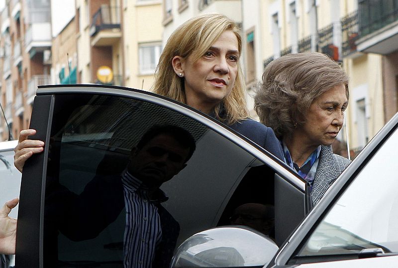La infanta Cristina y la reina visitan al rey