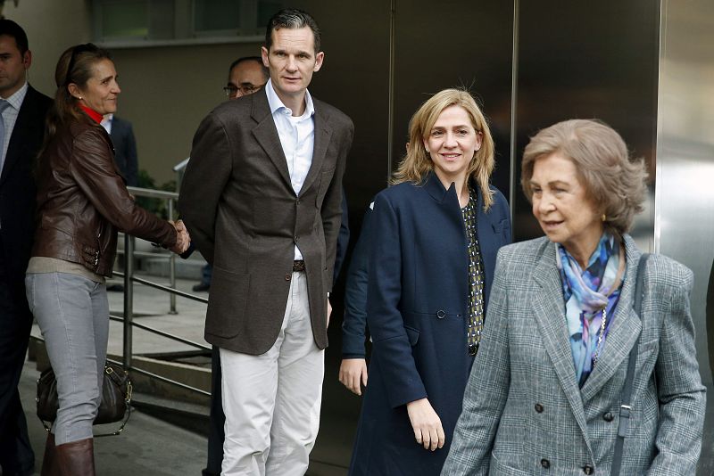 La reina, las infantas e Urdangarin salen del hospital