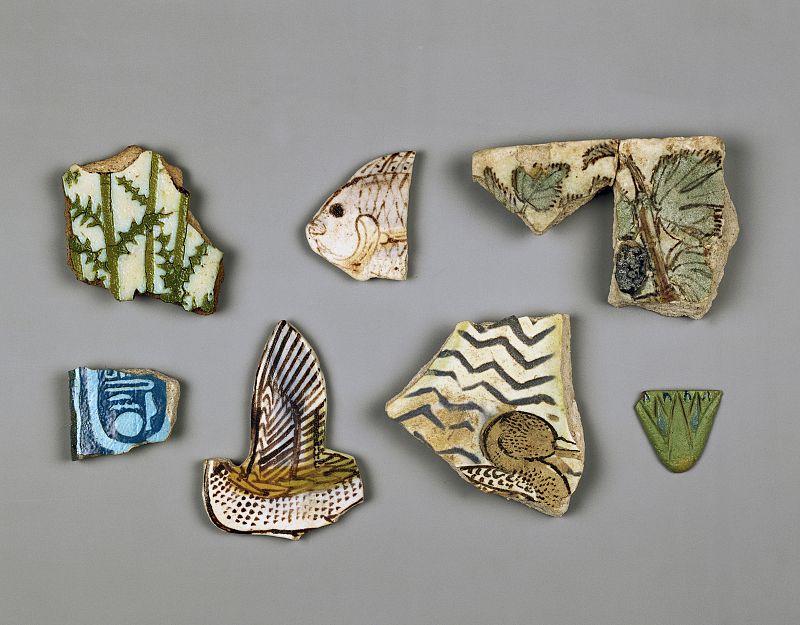 Ejemplos de fragmentos de baldosas de pared coloreadas; © Staatliche Museen zu Berlin, Foto: Jürgen Liepe