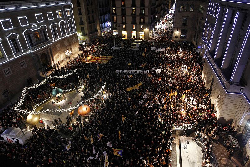 La plaza ha empezado a gritar independencia y, alzando esteladas y bajo el lema 'Para un país de todos, la escuela en catalán'
