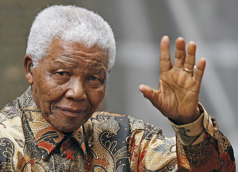 Un ya anciano Nelson Mandela saluda a los medios en 2007 en Londres, donde fue a entrevistarse con el primer ministro Británico Gordon Brown