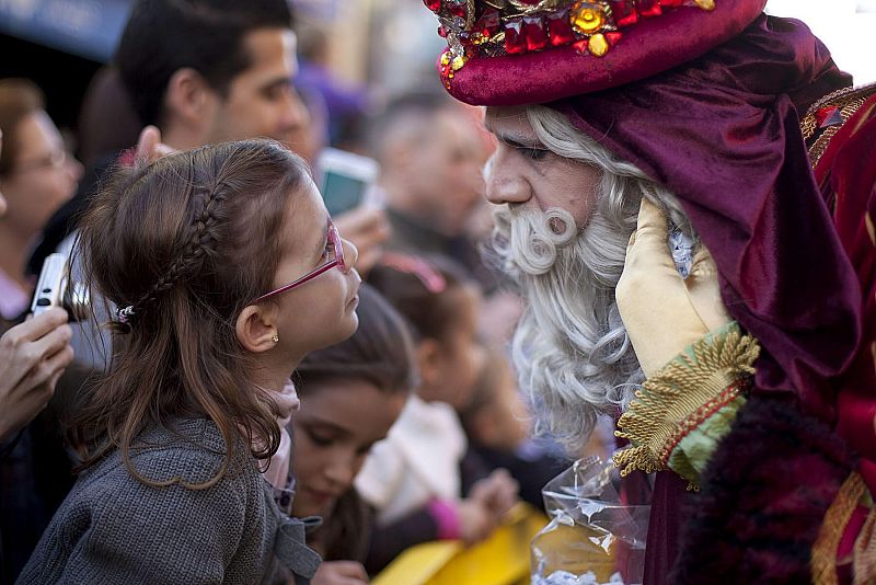 Una niña conversa con el rey Gaspar en La Laguna, Tenerife