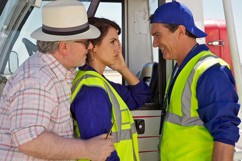 Pedro Almodóvar, Penélope Cruz y Antonio Banderas en un momento del rodaje de 'Los amantes pasajeros'
