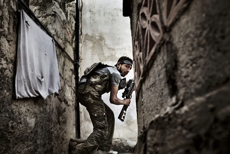 Segundo premio de reportajes de noticias de actualidad para la serie "Batalla a muerte", del italiano Fabio Bucciarelli, sobre la guerra civil en Siria