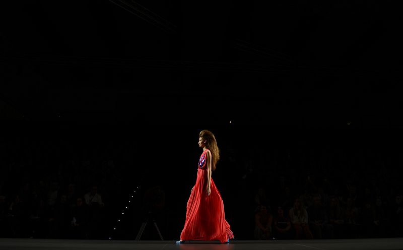 Vestido de cóctel, de color rojo, diseñado por Miguel Palacio