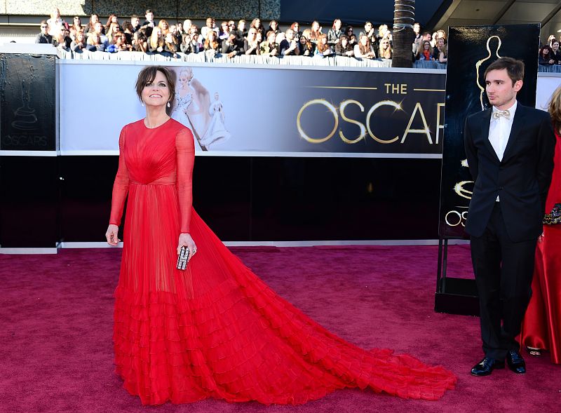 Sally Field, nominada como secundaria por su papel en 'Lincoln' ha elegido un vestido de Valentino, en el rojo tradicional de la casa.