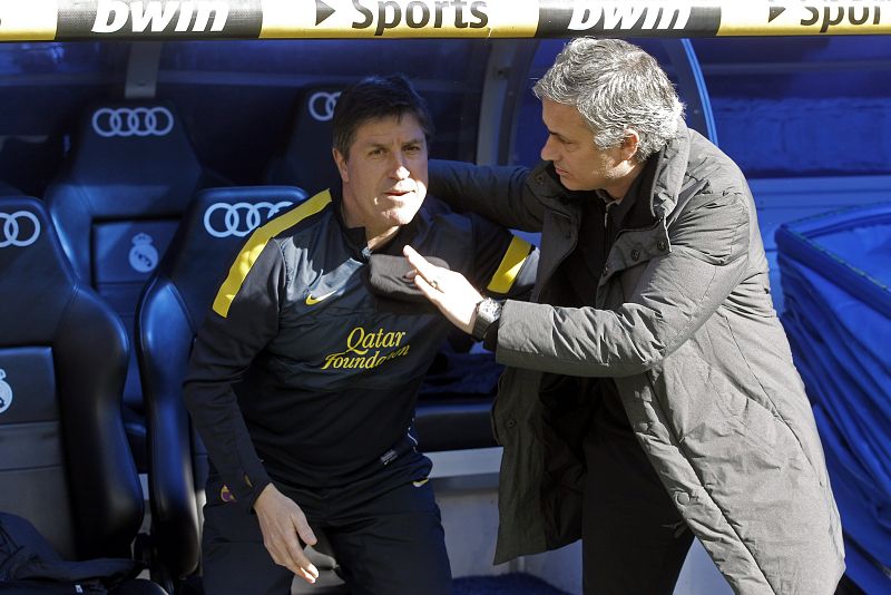 El entrenador del Real Madrid, el portugués José Mourinho (d) saluda al segundo entrenador del Barcelona Jordi Roura (i).