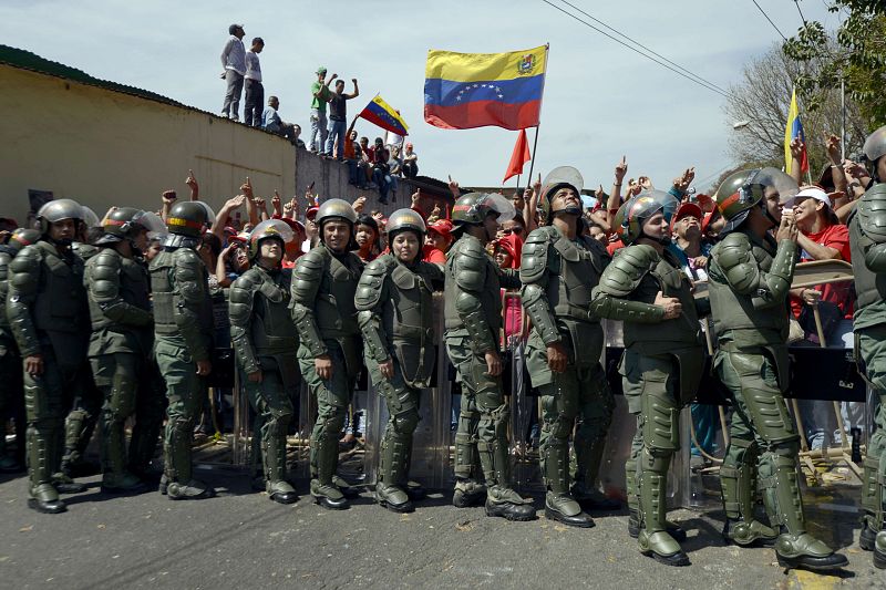 Miembros de la Guardia Nacioal Bolivariana acordonan el Hospital Militar de Caracas, donde han acudido miles de ciudadanos tras la muerte de Hugo Chávez
