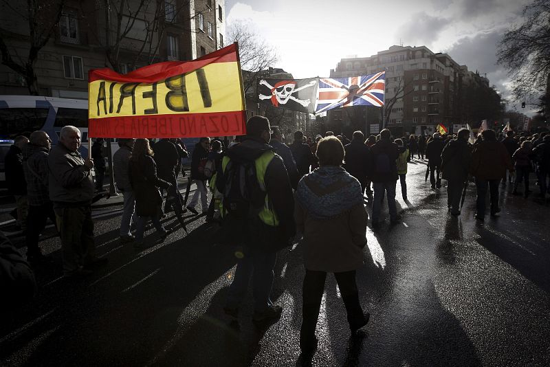 Cientos de trabajadores de Iberia, marchando desde la sede central de la aerolínea en Madrid hacia Fomento