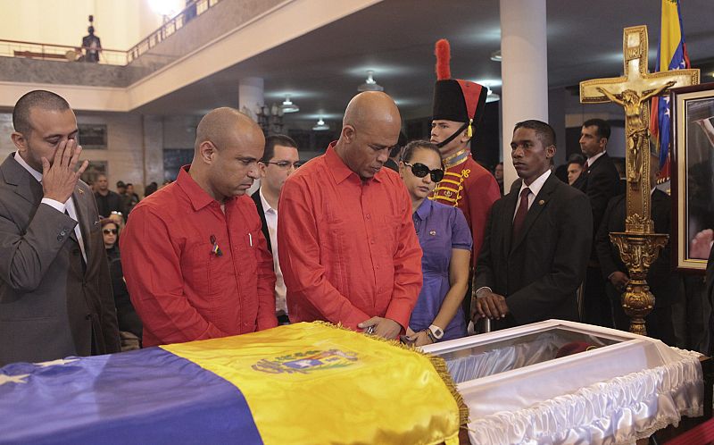 El presidente de Haití, Michel Martelly (d), observa los restos de Chávez