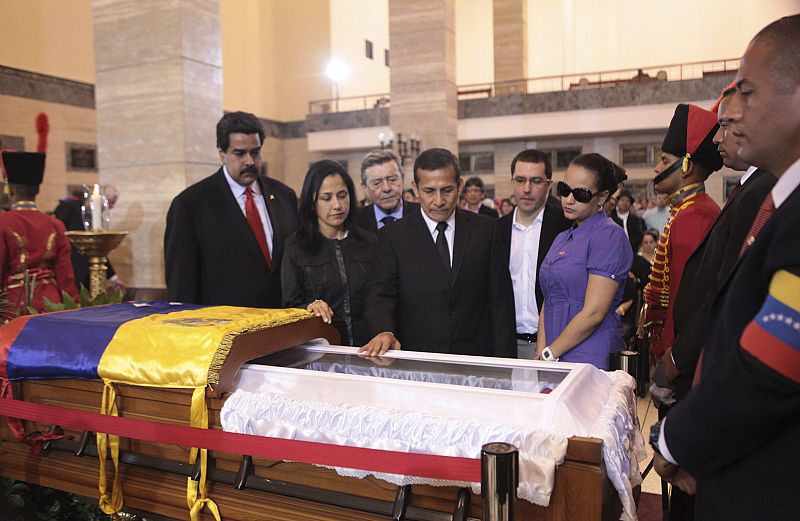Humala y Maduro observan los restos de Chávezos mortales de Hugo Chávez