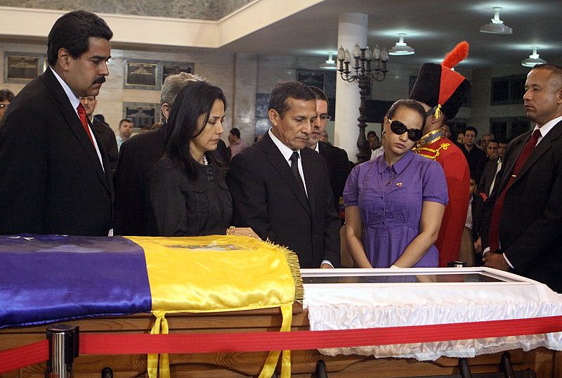 El presidente de Perú, Ollanta Humala, y su esposa, acompañados por la hija de Chávez y el vicepresidente venezolano Maduro