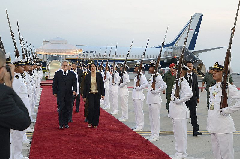 El presidente de Chile, Sebastián Piñera, llegando al Aeropuero Simón Bolívar para acudir al funeral de estado de Hugo Chávez