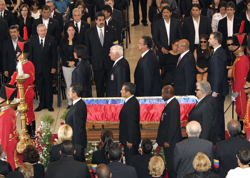 El Príncipe Felipe y Rafael Correa, entre otros, rodean el féretro de Hugo Chávez en el funeral celebrado en la Academia Militar de Caracas