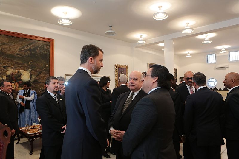 El Príncipe de Asturias, Felipe de Borbón conversa con el secretario general de la OEA, José Miguel Insulza durante el funeral de Estado al presidente Chávez en la Academia Militar de Caracas