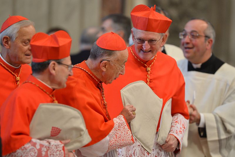 Varios cardenales, entre ellos el estadounidense James Michael Harvey, conversan en un momento de la misa "pro eligendo papa"