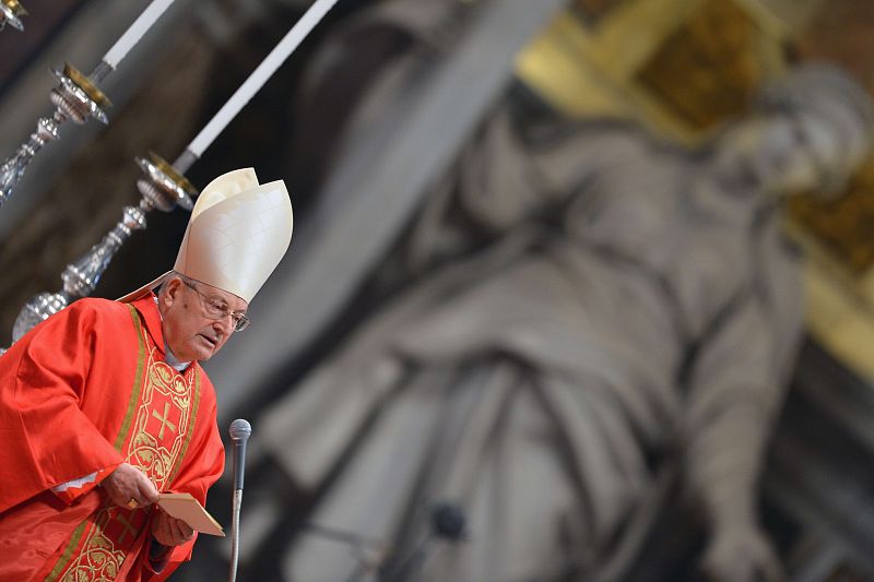 El decano del Colegio Cardenalicio, Angelo Sodano, celebrando la misa "pro eligendo papa" en la basílica de San Pedro