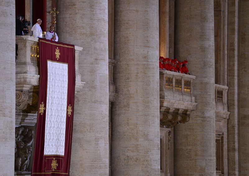 El nuevo papa Francisco y la comitiva que le acompaña, entre los que se encuentra el protodiácono Tauran, en el balcón de la logia
