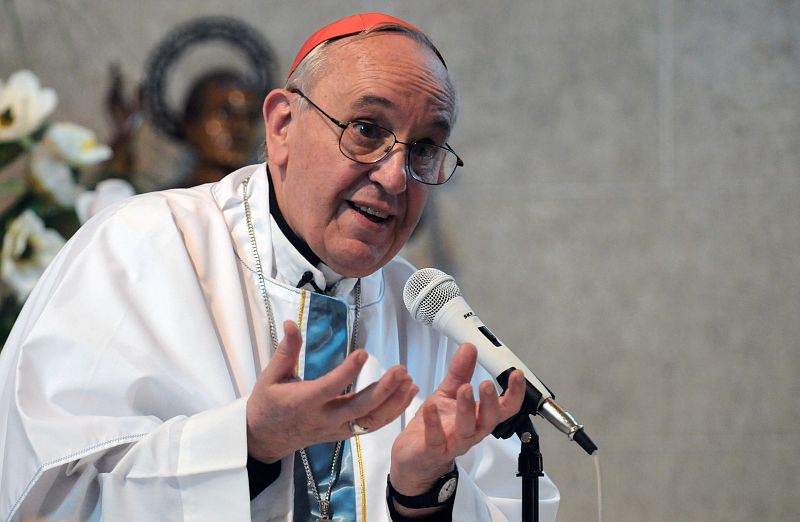 El recién elegido papa Francisco, durante una homilía cuando aún era cardenal Bergoglio, en Buenos Aires