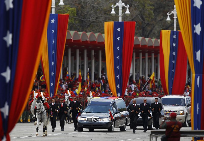 El cortejo fúnebre traslada al fallecido Hugo Chávez entre banderas de Venezuela y miles de chavistas
