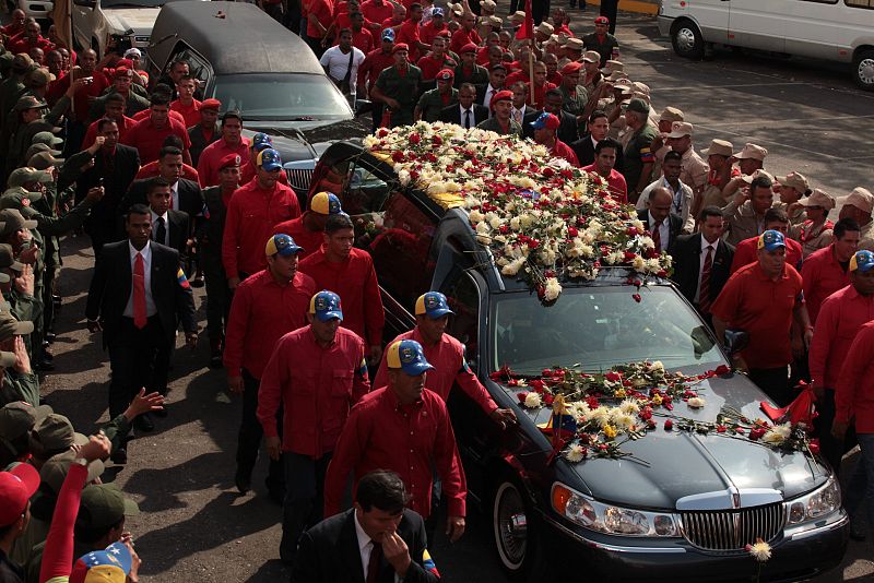 TRASLADAN EL CUERPO DE HUGO CHÁVEZ
