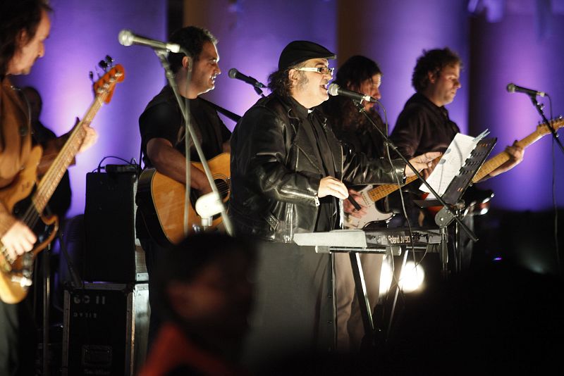 El cura rockero César y su banda Los pecadores han tocado durante la vigilia por el papa Francisco