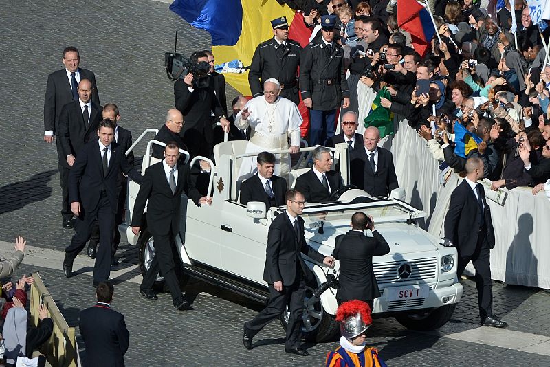 Francisco ha llegado en un "papamóvil" sin blindaje, una prevención que era habitual desde el atentado contra Juan Pablo II en 1981