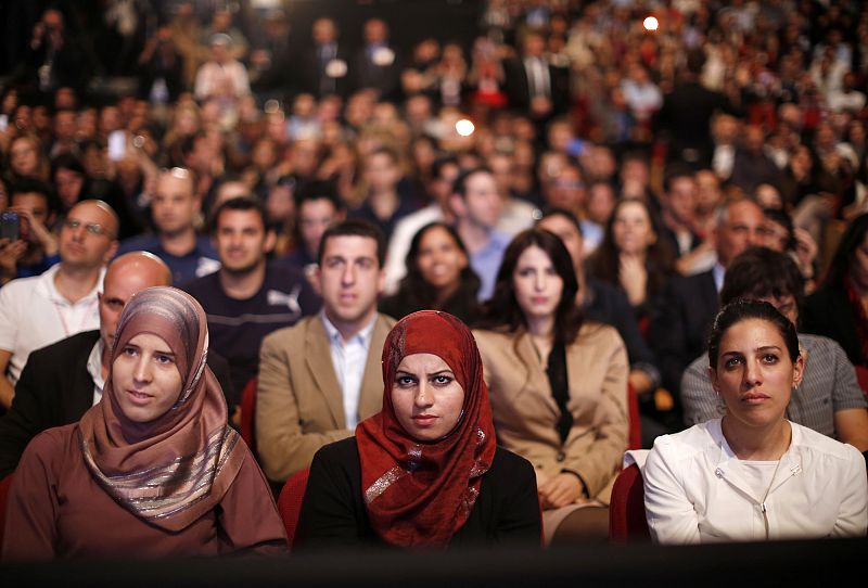 Estudiantes israelíes atienden al discurso de Barack Obama sobre política en Oriente Medio en el Centro Internacional de Convenciones, en Jerusalén